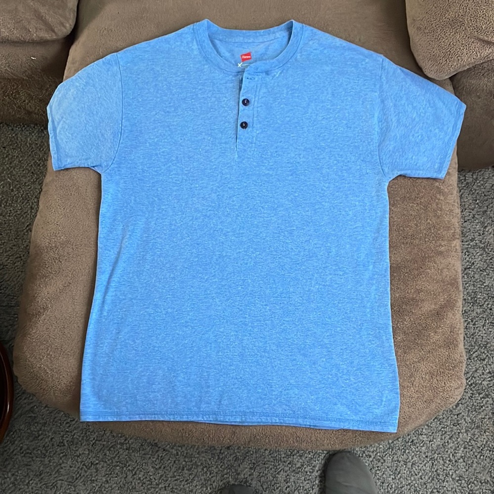 Hanes Short Sleeve Shirt. Medium